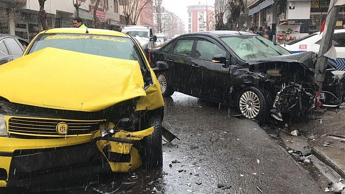 Bingöl'de trafik kazası: 3 yaralı