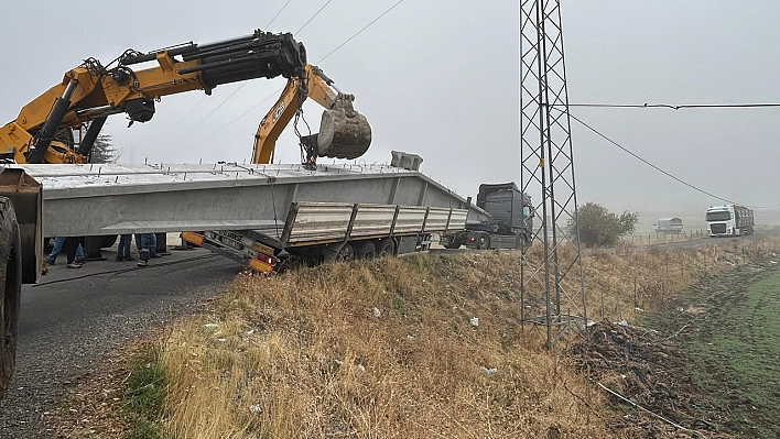Bingöl'de virajı alamayan tır yan yattı