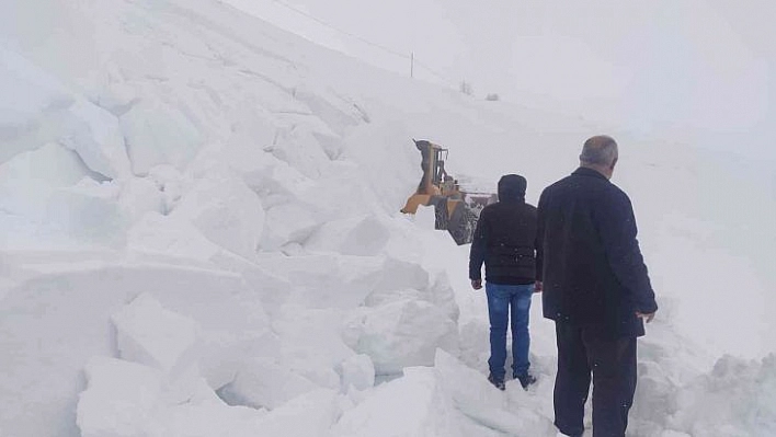 Bingöl'de yol açıldığı sırada çığ düştü