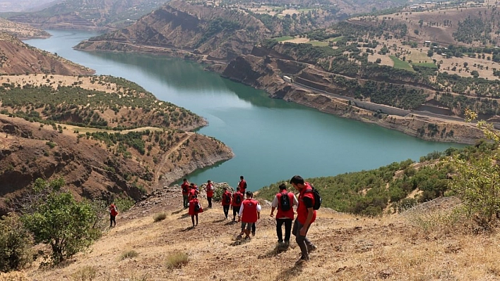 Bingöl'e gelen gençlik gönüllüleri, tarihi yerleri gezip çocuklarla vakit geçirdi