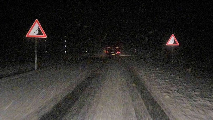 Bingöl-Elazığ karayolunda kar, sağanak ve sis  etkili oldu, sürücüler zor anlar yaşadı