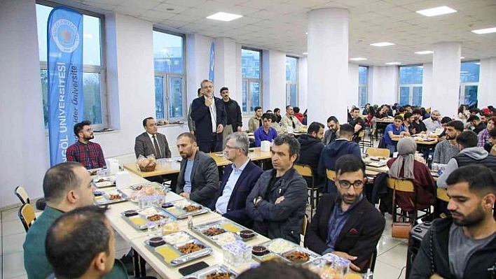 Bingöl Valisi, iftarını öğrencilerle birlikte yaptı