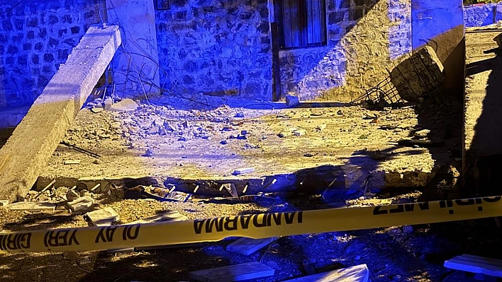 Bir evin balkonu çöktü 2'si çocuk 5 yaralı