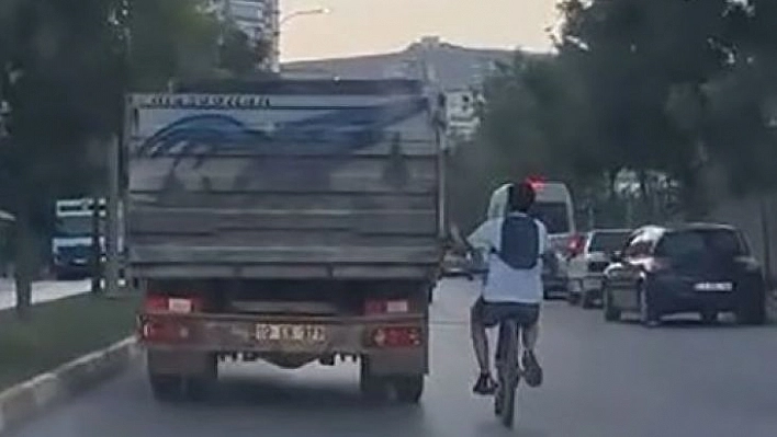 Bisikletli çocuğun trafikteki tehlikeli yolculuğu kameralara yansıdı