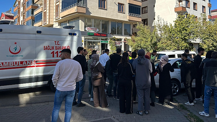 Bingöl'de dersaneden çıkan 2 öğrenciye otomobil çarptı