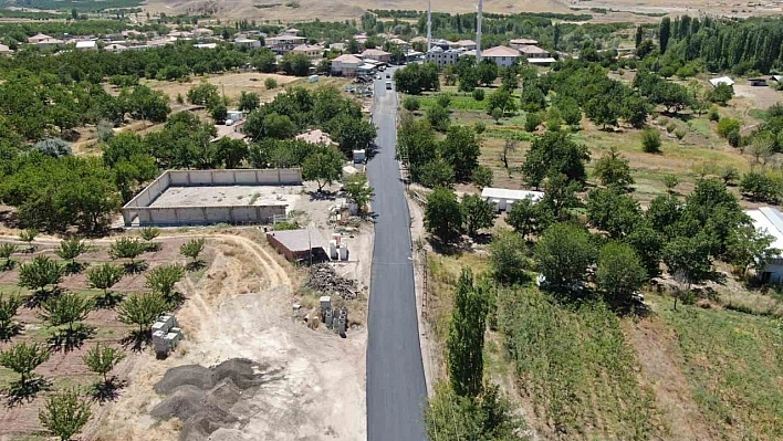 Büyükşehrin Akçadağ'daki yol çalışmaları sürüyor