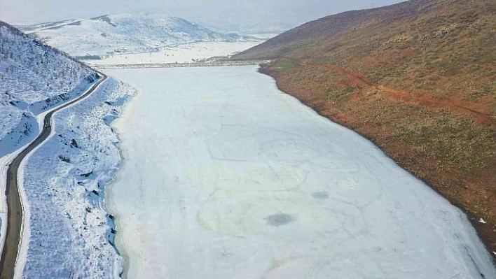 Buz tutan gölet, dron ile görüntülendi