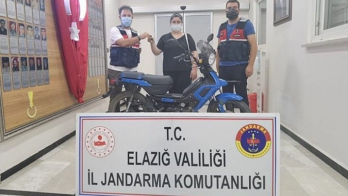 Çalınan motosiklet jandarma tarafından bulunarak sahibine teslim edildi