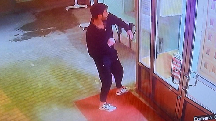 Cami kapısını yumruklayan şahsın saldırı anları güvenlik kamerasında