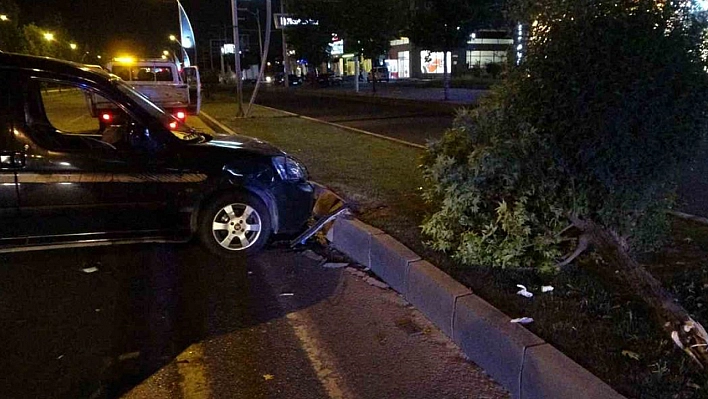 Çarptığı Ağacı Yerinden Söküp Karşı Şeride Geçti: 1 Yaralı