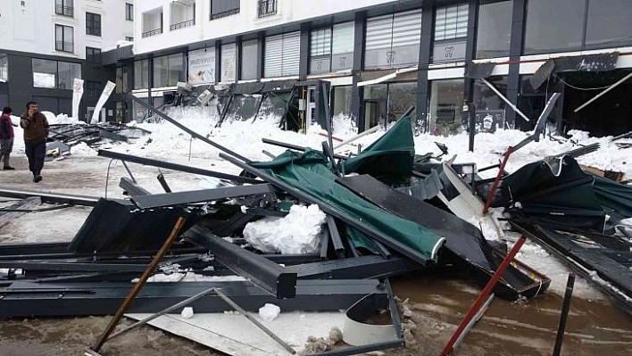 Çatıdan düşen kar kütleleri 4 işyerinin dış balkonunu yerle bir etti