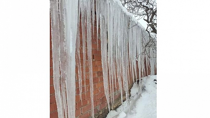 Çatılarda 2 Metrelik Buz Sarkıtları Oluştu