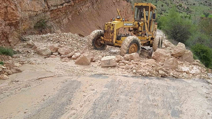 Çemişgezek'te heyelandan dolayı kapanan yol açıldı