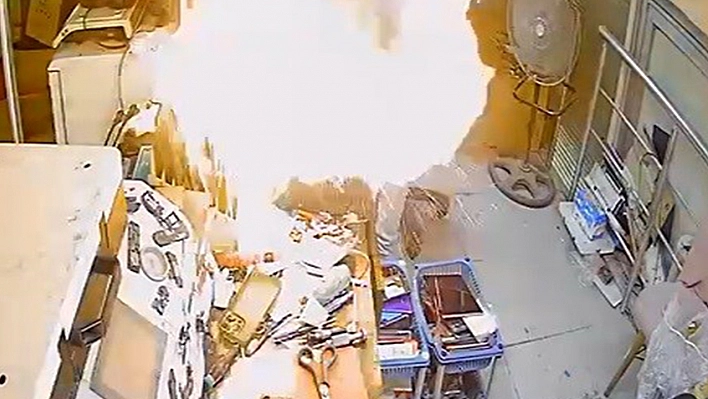 Cep telefonu tamir esnasında bomba gibi patladı