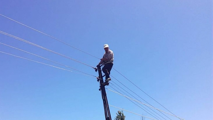 Çıktığı elektrik direğinde mahsur kalan şahsı itfaiye kurtardı