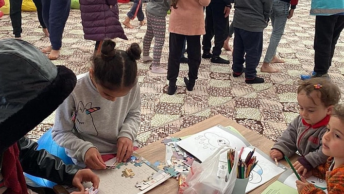 Çocuk oyun çadırı depremzede çocukların neşe kaynağı oldu