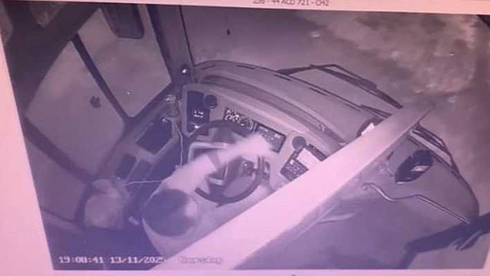 Çok sayıda yolcunun bulunduğu otobüse silahlı saldırı