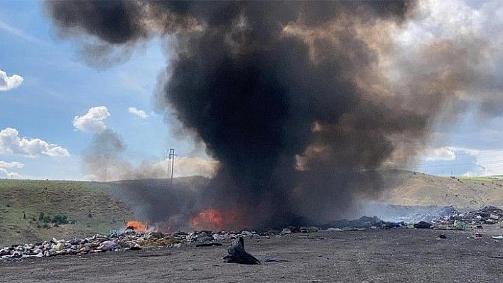 Çöplükteki yangında, kara dumanlar gök yüzünü kapladı