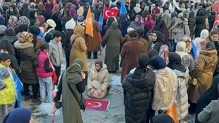 Cumhurbaşkanı Erdoğan Konuşurken Türk Bayrağını Önüne Bırakıp Miting Alanında Namaz Kıldı