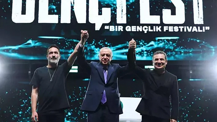 Cumhurbaşkanı Erdoğan, Sagopa Kajmer ve Ferhat Göçer'in sahne performansını izledi