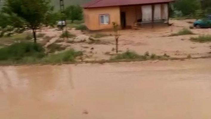 Darende'de sağanak yağış etkili oldu