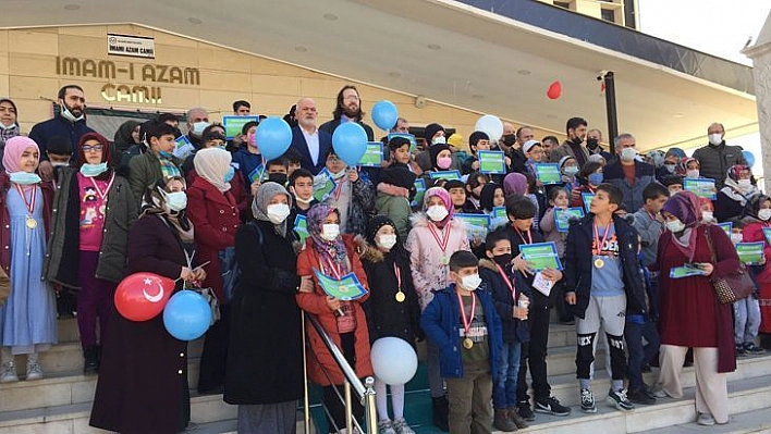 Dede ve Torunların Camideki Renkli Buluşması