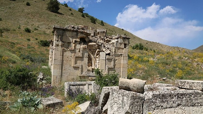 Definecilerin tahrip ettiği tarihi kümbet restore edilerek turizme kazandırılmayı bekliyor