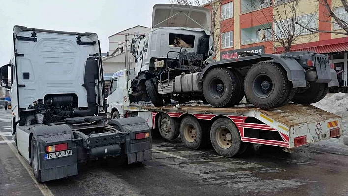 Deprem bölgesine giden yardım tırı, çöp kamyonuna çarptı: 1 yaralı