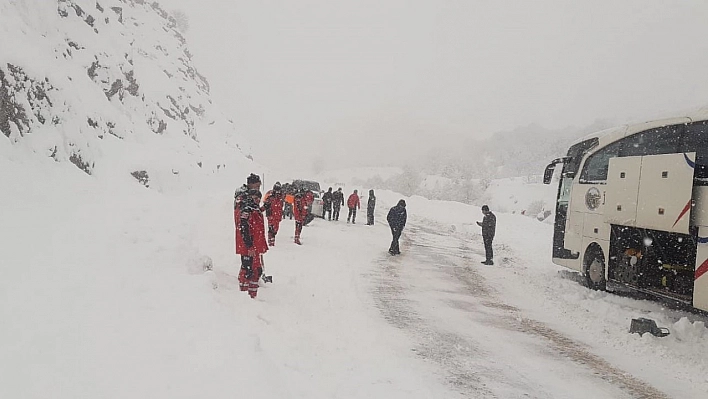 Deprem bölgesine yardıma giden ekip mahsur kaldı