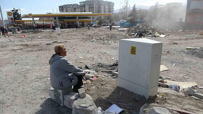 Depremde ağır hasar alan evinin yıkılışını gözyaşları ile izledi