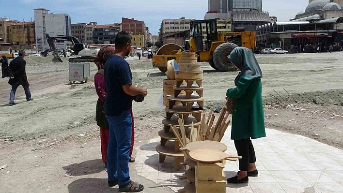 Depremde Yıkılan Dükkanın Enkazında Hayata Tutunmaya Çalışıyor