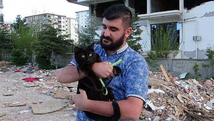 Depremden 11 Gün Sonra Enkazda Bulduğu Kedisine Gözü Gibi Bakıyor