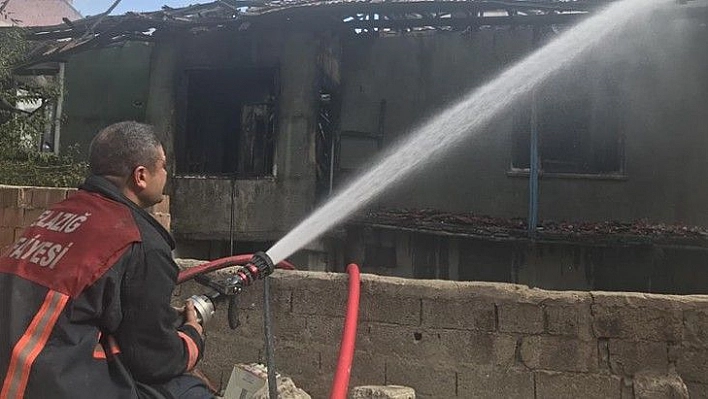 Depremden sonra boşaltılan 2 katlı ev yandı