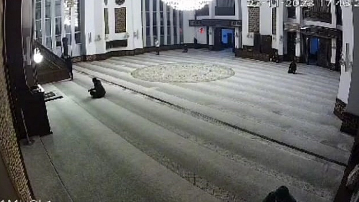 Depreme Namaz Kılarken Yakalandılar