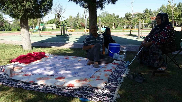 Depreme uykuda yakalanan Malatyalılar parklara akın etti