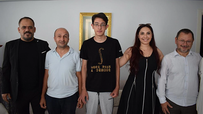 Depremzede Öğrenci Malatya'dan Elazığ'a Geldi Her Şeye Rağmen Türkiye Birincisi Oldu