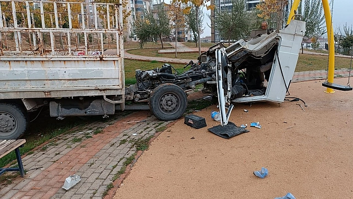 Direksiyon hakimiyetini kaybeden pikap, ikiye bölündü