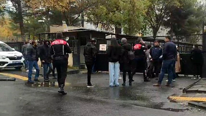 Diyarbakır Adliyesi'nde Dava Öncesi Kavga: 2'si Polis 3 Yaralı