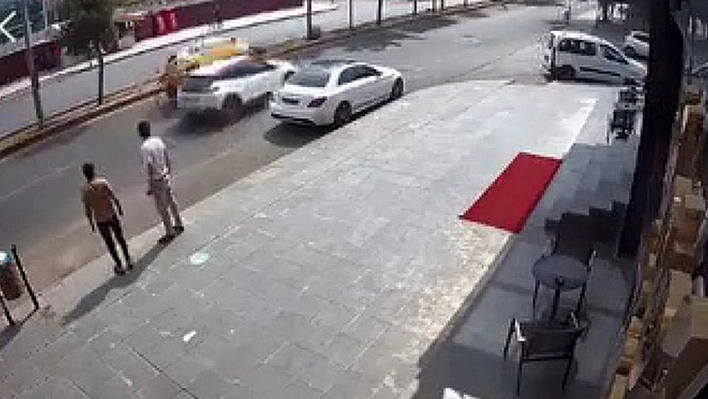 Diyarbakır'da dikkatsiz sürücü, taksinin yan yatmasına neden oldu