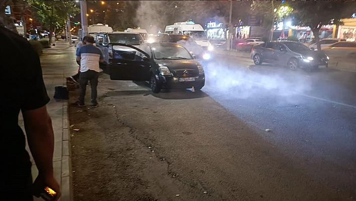 Diyarbakır'da Duman yükselen otomobil alev almadan söndürüldü