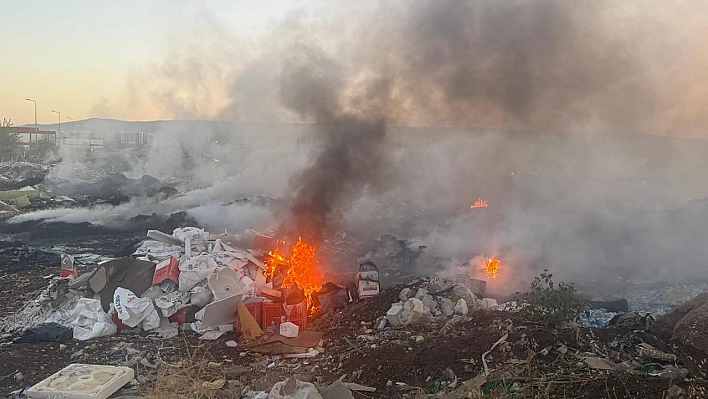 Diyarbakır'da Mega Sanayi Sitesi çöplüğünde yangın