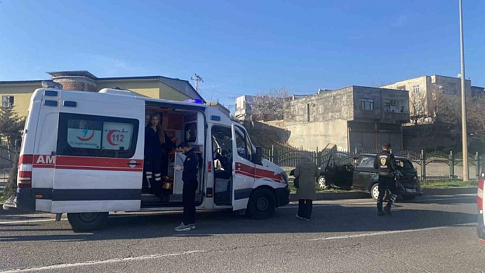 Diyarbakır'da minibüs otomobile çarptı: 3'ü çocuk 6 yaralı