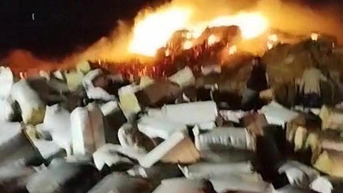 Diyarbakır'da preslenmiş 102 ton saman yandı