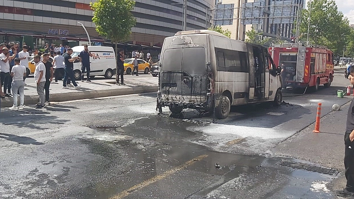 Diyarbakır'da şehir içi minibüs alevlere teslim oldu