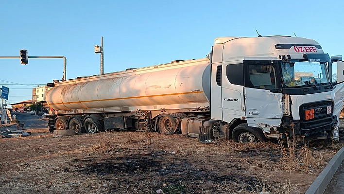 Diyarbakır'da Sürücüsünün Kontrolünden Çıkan Tır Refüje Çıktı