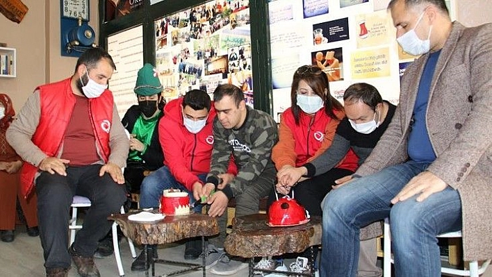 Down sendromlu iki arkadaşa doğum günü sürprizi