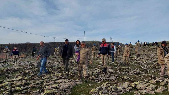 Down Sendromlu Kayıp Çocuğu Jandarma Dağlık Alanda Buldu