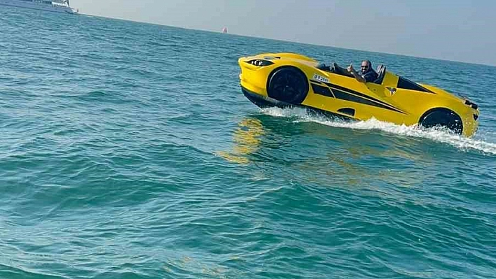 Dubai'de Ferrari görünümlü jet ski dikkat çekti