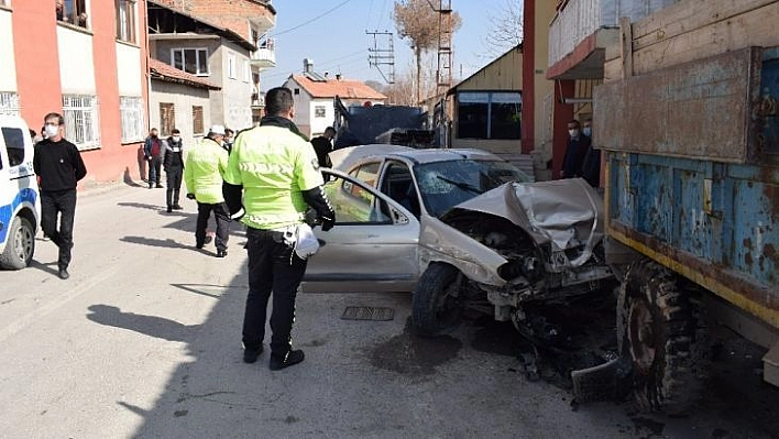 Dur ihtarına uymayarak kaçan otomobil kaza yaptı: 2 yaralı