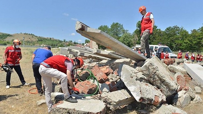 Eğitimcilerden gerçeği aratmayan deprem tatbikatı